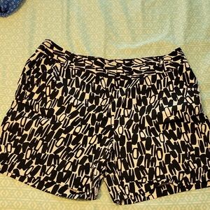 Van Heusen Black and Cream Bermudas Relaxed Fit